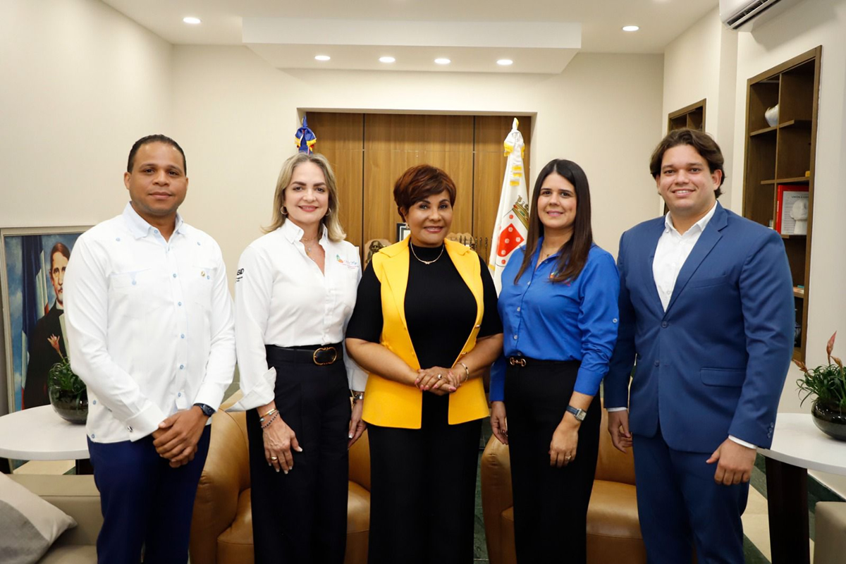 Josefa Castillo Rodríguez, directora ejecutiva del INAIPI junto a directivos regionales de la institución
