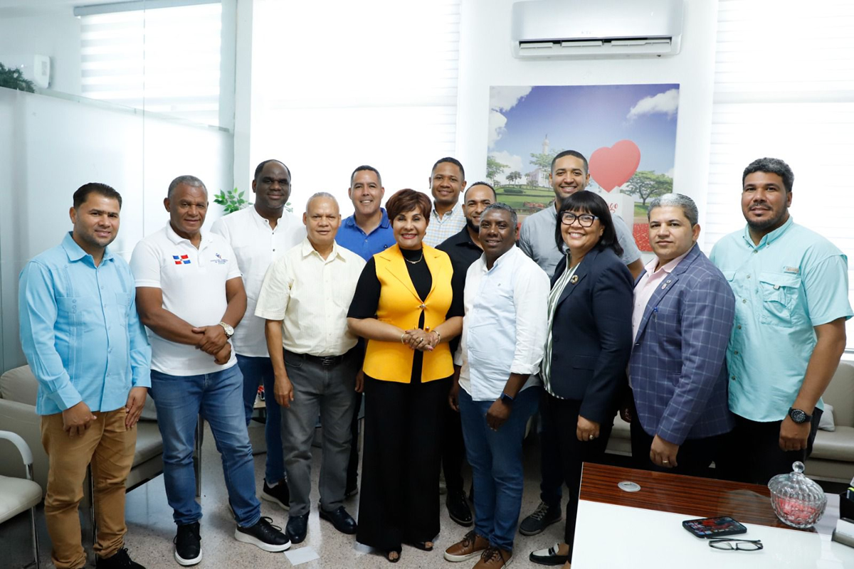 Josefa Castillo Rodríguez, directora ejecutiva del INAIPI junto a participantes de la actividad