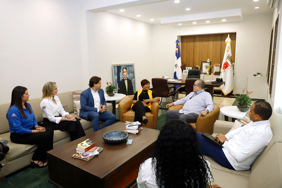 Josefa Castillo Rodríguez, directora ejecutiva del INAIPI, en reunión en Santiago de los Caballeros