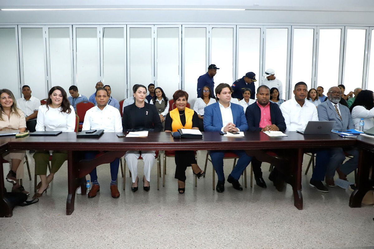 Josefa Castillo Rodríguez, directora ejecutiva del INAIPI junto a los directivos de la institución