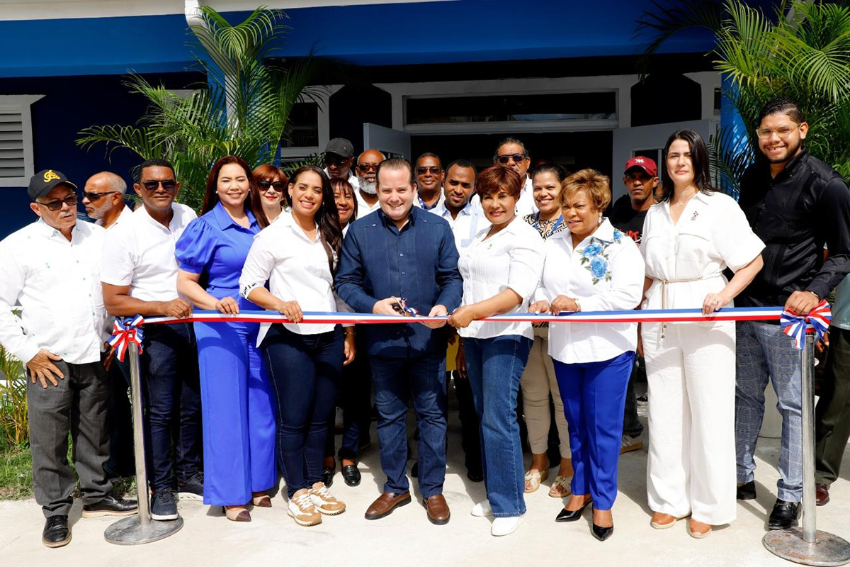 José Ignacio Paliza, ministro de la Presidencia corta cinta en la inauguración del CAIPI Guaricano I