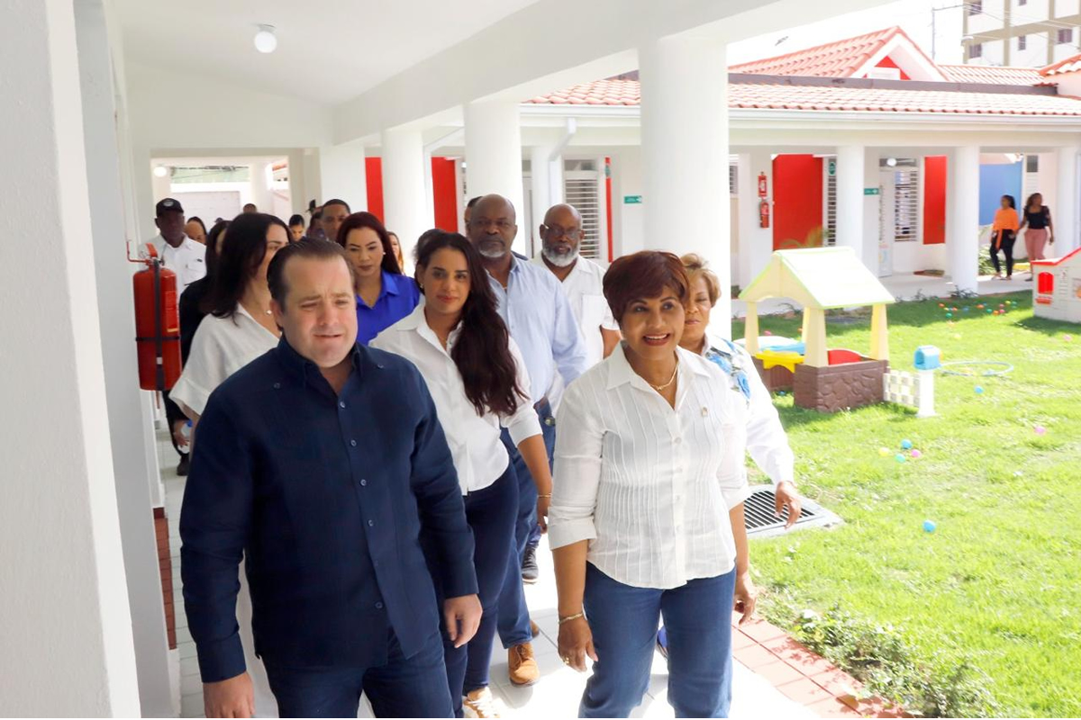 José Ignacio Paliza, ministro de la Presidencia junto a Josefa Castillo Rodríguez, directora ejecutiva del INAIPI recorren las instalaciones junto a los invitados presentes en el acto de inauguración