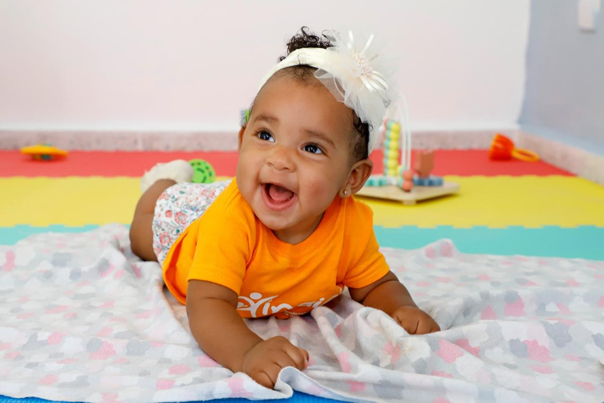 Bebe sonriente en el aula del nuevo Centro