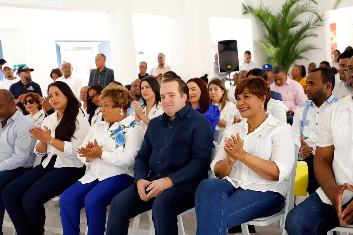 José Ignacio Paliza, ministro de la Presidencia junto a Josefa Castillo Rodríguez, directora ejecutiva del INAIPI junto a invitados en la inauguración del CAIPI Guaricano I