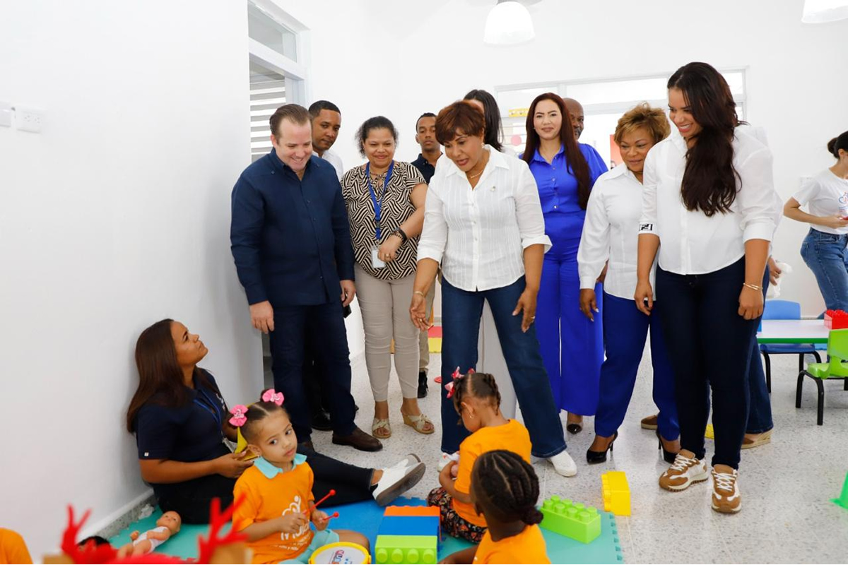 José Ignacio Paliza, ministro de la Presidencia junto a Josefa Castillo Rodríguez, directora ejecutiva del INAIPI, en una de las aulas del nuevo Centro