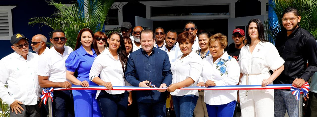 José Ignacio Paliza, ministro de la Presidencia corta cinta en la inauguración del CAIPI Guaricano I