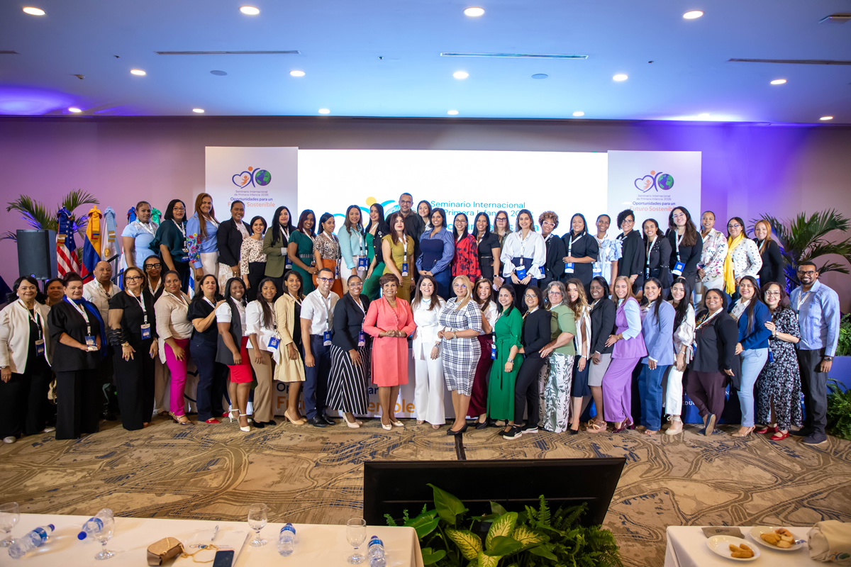 Josefa Castillo Rodríguez, directora ejecutiva del INAIPI, al centro, junto a participantes y colaboradores en la culminación del Seminario