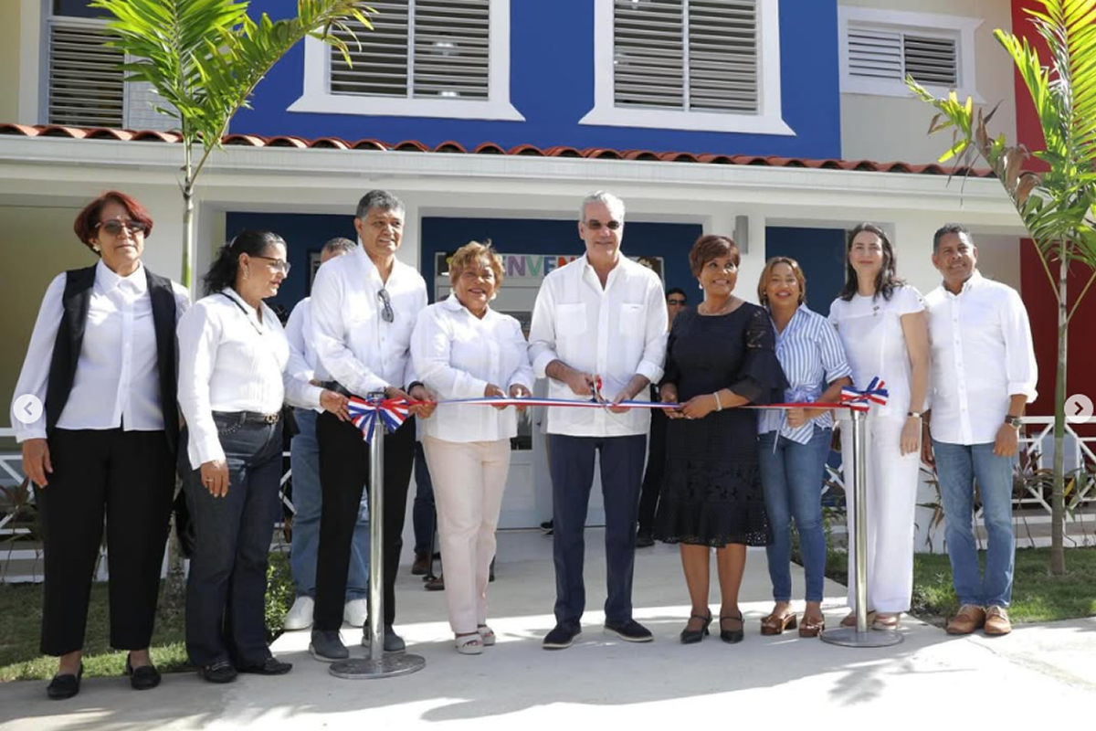 Luis Abinader, presidente de la República Dominicana, junto a junto a Josefa Castillo Rodríguez, directora ejecutiva del INAIPI, corta cinta en la inauguración del CAIPI Villa Aura