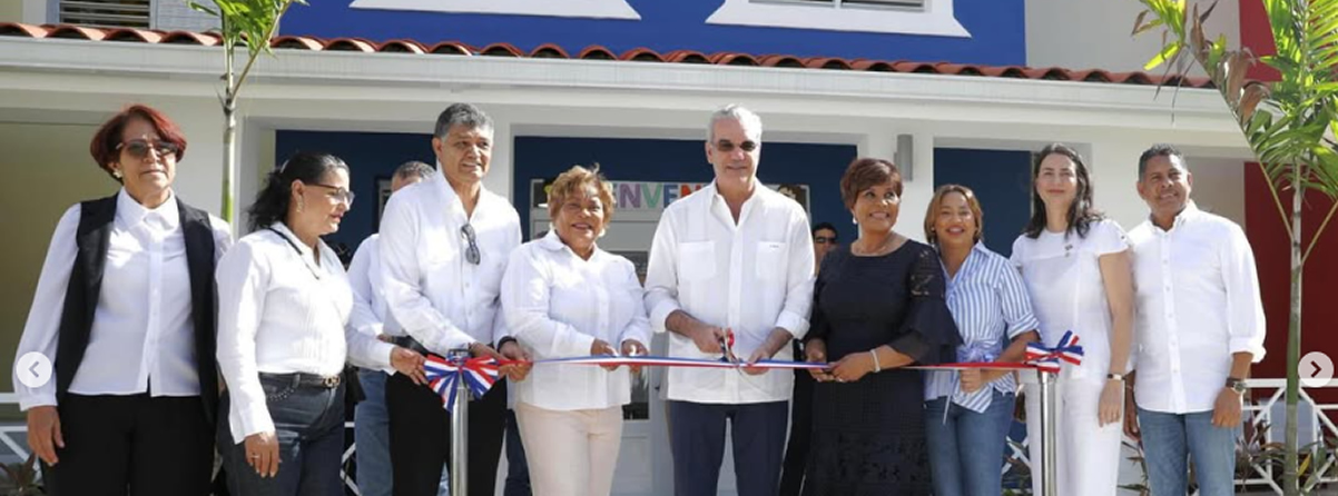 Luis Abinader, presidente de la República Dominicana, junto a junto a Josefa Castillo Rodríguez, directora ejecutiva del INAIPI, corta cinta en la inauguración del CAIPI Villa Aura