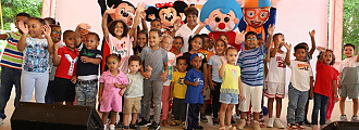 Josefa Castillo Rodríguez, directora ejecutiva de INAIPI, junto a los niños que asistieron al evento mi verano en familia en Santiago