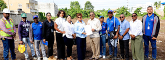 Josefa Castillo Rodríguez, directora ejecutiva del INAIPI, recibe terrenos a través de Rafael A. Burgos Gómez, director general de Bienes Nacionales, junto a colaborares del INAIPI